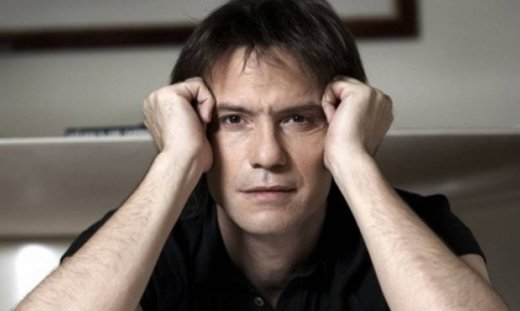 Στράτος Τζώρτζογλου: «Ο έρωτας ξέρει μόνο να πετάει»