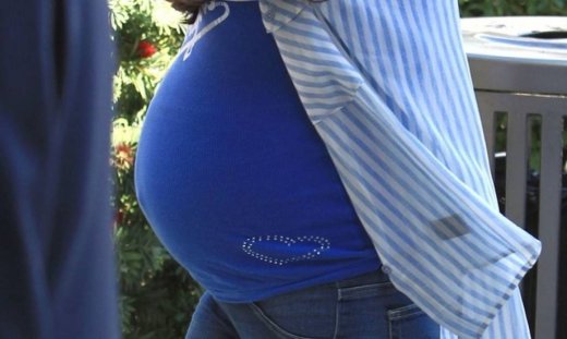 Από στιγμή σε στιγμή γεννάει αλλά δεν τις κόβει τις βόλτες!