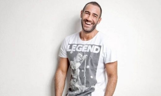 Αντώνη, ακούς; Η «κεντρικιά» παρουσιάστρια σε θέλει, σου στέλνει μήνυμα και ανεβαίνει Θεσσαλονίκη