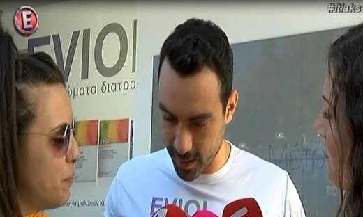Ο Σάκης Τανιμανίδης κοιτά την κάμερα και δηλώνει: «Είμαι ερωτευμένος μαζί σου να το ξέρεις»