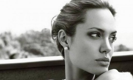 Η Angelina Jolie, τα ανατρεπτικά Χριστούγεννα και ο άντρας που επιστρέφει ξανά στη ζωή της
