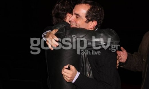 Μια φιλία χρόνων! Ποιος αγκαλιάζει τον Μαρκουλάκη;