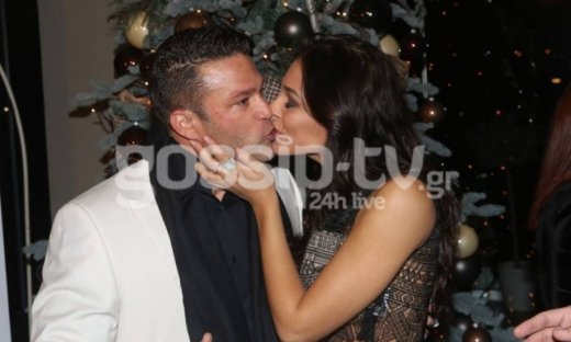 Καυτά φιλιά με τη σύντροφο του