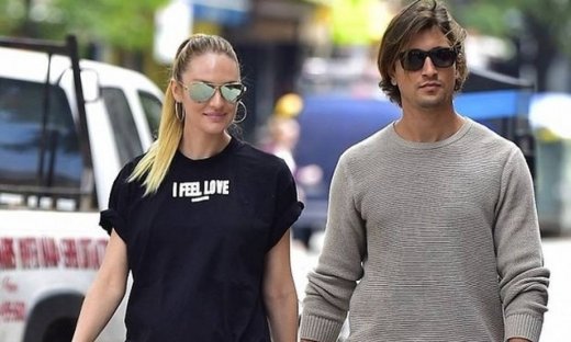 Αυτά είναι τα πιο γλυκά Χριστούγεννα της Candice Swanepoel! Η φωτογραφία που πρέπει να δεις