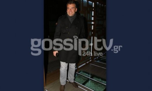 Ο Λιάγκας κυκλοφορεί μόνος και μαζεύονται όλες οι γυναίκες