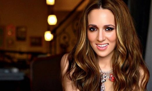 Άγριο χώσιμο τραγουδιστή στην Καλομοίρα για τα ελληνικά της