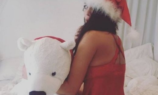 Η Κορινθίου έχει γενέθλια και κάνει δώρο στους θαυμαστές την πιο σέξι χριστουγεννιάτικη φωτό της