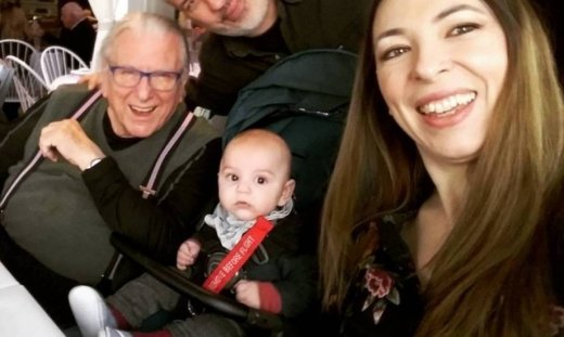 Γενέθλια για τον Κώστα Βουτσά – Έξοδος με τη γυναίκα και τον γιο τους