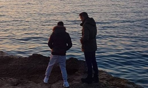 Μπαμπάς και γιος αγναντεύουν το απέραντο γαλάζιο και η μαμά τους φωτογραφίζει!