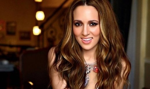 Η Καλομοίρα δίνει τις ευχές της για το 2017