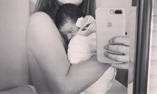 Η πρώτη φωτογραφία της Ελληνίδας ηθοποιού με το νεογέννητο γιο της στο σπίτι