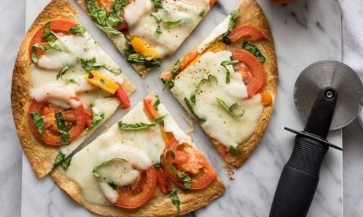 Η πιο εύκολη μαμαδίστικη πίτσα φτιάχνεται μέσα σε 15 λεπτά (και έχει ελάχιστες θερμίδες)