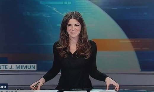 Παρουσιάστρια χωρίς εσώρουχο ξέχασε ότι καθόταν σε γυάλινο τραπέζι και άνοιξε τα πόδια της! (video)