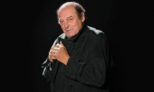 Ο Μανούσος Μανουσάκης κάνει… comeback