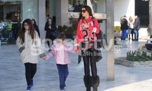 Νίνα Λοτσάρη: Βόλτα με τις κόρες της