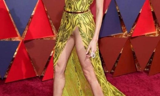 Ηθοποιός χωρίς εσώρουχο άνοιξε τα πόδια στο κόκκινο χαλί των Όσκαρς και φάνηκαν όλα (video)
