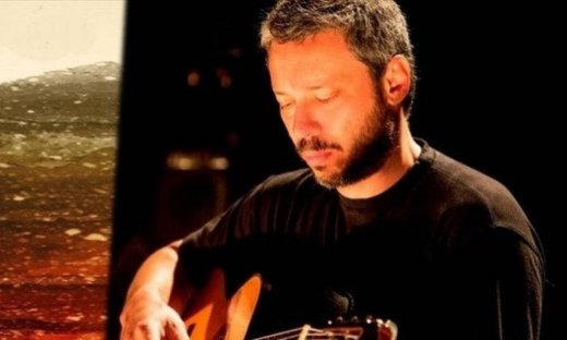 Ο Αλκίνοος Ιωαννίδης επιστρέφει με ανοιξιάτικη διάθεση