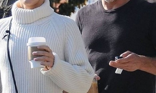 Πασίγνωστη ηθοποιός ανεβαίνει τα σκαλιά της εκκλησίας