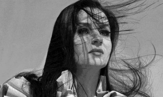 Καρυοφυλλιά Καραμπέτη: «Το θέατρο είναι η ζωή μου χωρίς να σηµαίνει πως ζω µόνο για αυτό»