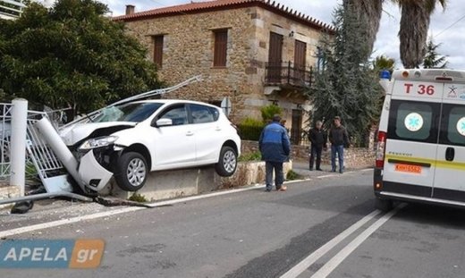 Απίστευτο τροχαίο στη Σπάρτη - To αυτοκίνητο «προσγειώθηκε» σε αυλή σπιτιού (pics&vid)