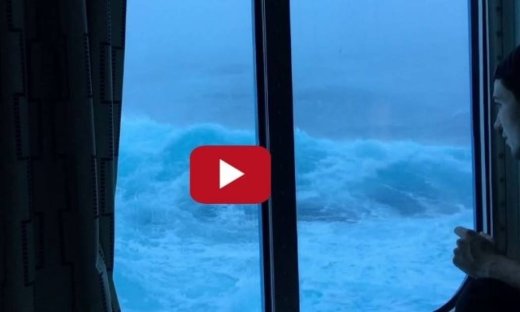 Κρουαζιέρα του τρόμου: Θρίλερ με κύματα 9 μέτρων στον Ατλαντικό Ωκεανό (Pic+Vid)