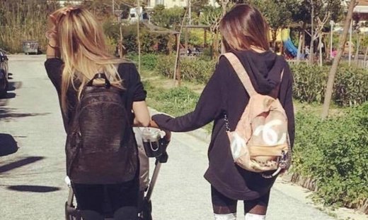 Βόλτα στο πάρκο με την κόρη της και την αδερφή της η...