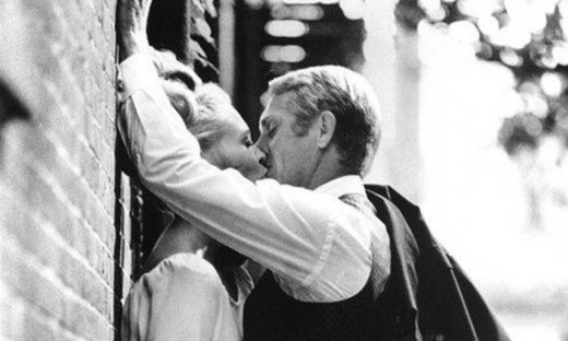 7 μικρές λεπτομέρειες που ξενερώνουν έναν άντρα στη γυναικεία συμπεριφορά