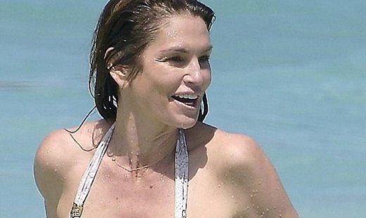 Θεά η Cindy Crawford. Δείτε τη με μαγιό στα 51 της χρόνια
