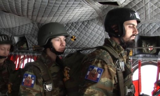 «Με αρετή και τόλμη»: Ταγματάρχης στρατιωτικός ιερέας κάνει πτώσεις με αλεξίπτωτο