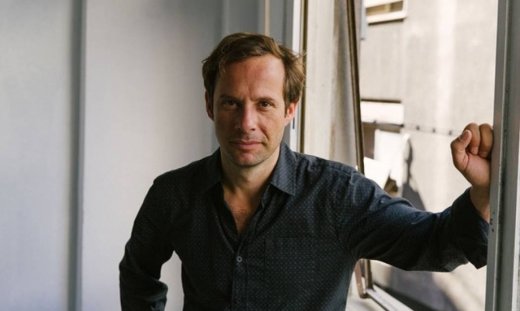 Πυρπασόπουλος: «Το θέατρο µε βοηθάει να αντιµετωπίσω εµένα σε σχέση µε τα γεγονότα που συµβαίνουν»