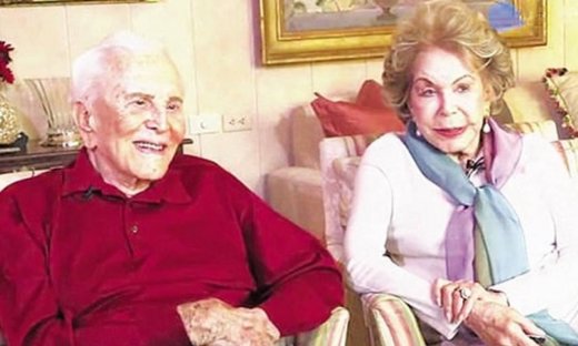 Κερκ Ντάγκλας: Βιβλίο με τις απιστίες του έγραψε η σύζυγός του