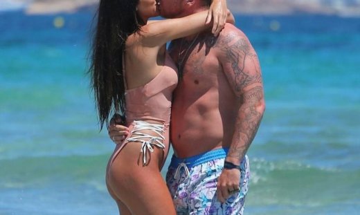 Ασυγκράτητο το ζευγάρι στην παραλία (φωτο)