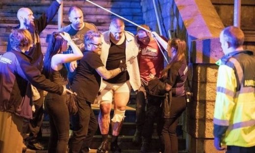 Τρομοκρατική επίθεση στο Μάντσεστερ: «Ματωμένη» συναυλία με δεκάδες νεκρούς και τραυματίες (videos)