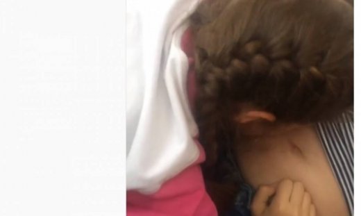 Φιλάει τη φουσκωμένη κοιλίτσα της μαμάς της