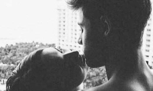 6 πράγματα που κάνεις στο κρεβάτι και εκείνος (κρυφά) λατρεύει