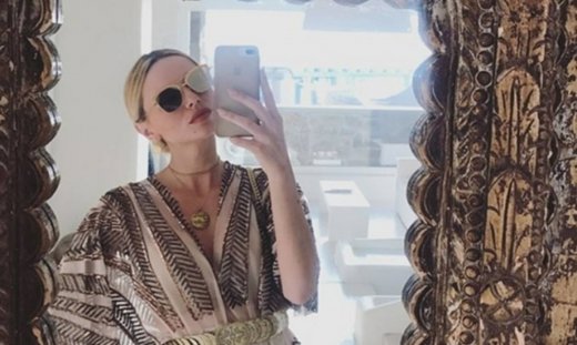 Η Έβελυν Καζαντζόγλου φόρεσε το πιο stylish φόρεμα και εμείς σου το βρήμαμε