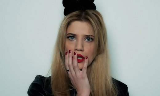 Τζένη Θεωνά: «Νιώθω πως η προσωπική μου ζωή και ευτυχία αφήνει τον κόσμο αδιάφορο»