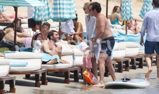 Καγιά –  Κρασσάς: Στην παραλία με την κόρη τους και η συνάντηση με τον Θεοδωρίδη