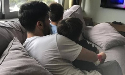 Ποιος είναι ο κύριος αγκαλιά με τους γιους των Σκορδά - Λιάγκα;