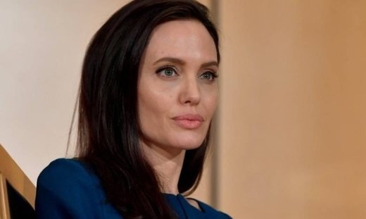 H Angelina Jolie και η νέα-εκτός τόπου και χρόνου- εμφάνισή της