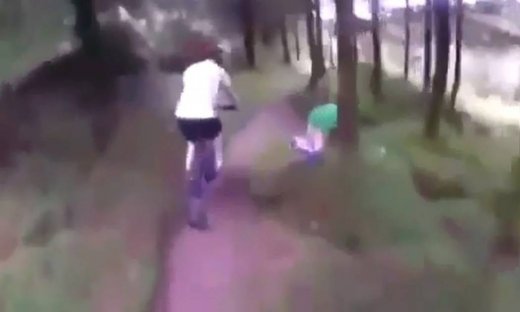 Επικό! Ζευγάρι το έκανε στο δάσος και τους… ανακάλυψαν ποδηλάτες!