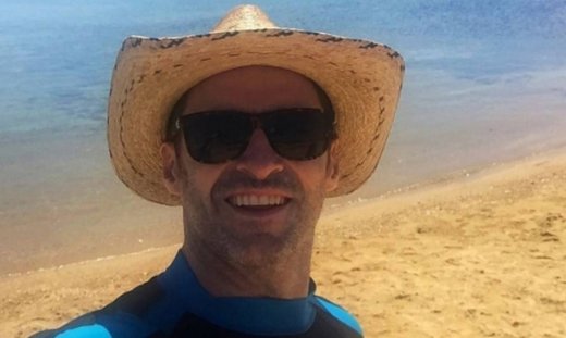 Yassou! O Xιου Τζάκμαν μας χαιρετάει από τη Μύκονο