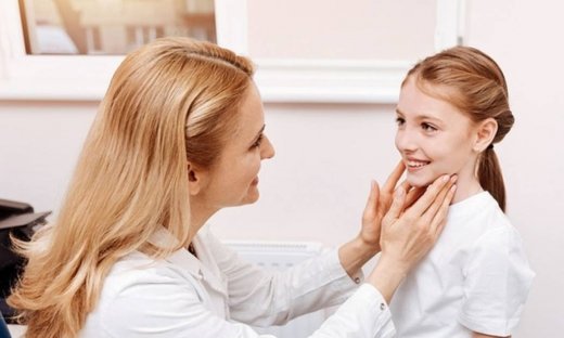 Πρησμένοι αδένες στο λαιμό του παιδιού: Με ποιες παθήσεις συνδέονται