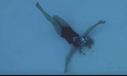 Αποστολία Ζώη: Video clip κάτω από το νερό