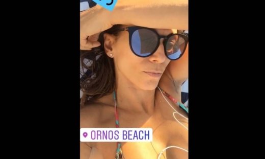 Η Κοκκίνου χαλαρώνει σε παραλία της Κύπρου κι «αναστατώνει»