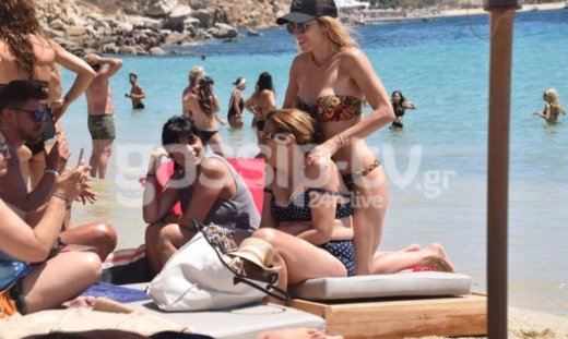 Η Ντορέττα κάνει μασάζ στην μαμά της στην παραλία