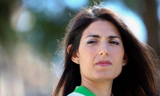 Η Δήμαρχος της Ρώμης απαγόρευσε την κατανάλωση αλκοόλ στο δρόμο εκτός... από τη γειτονιά της