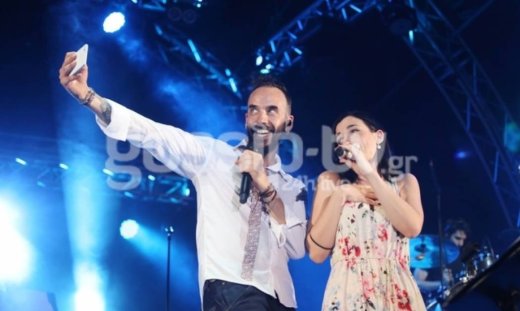 Η selfie του Μουζουράκη επί σκηνής