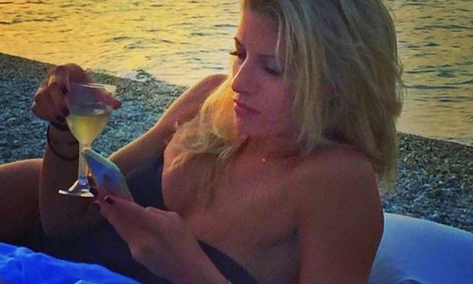 Τελεία και παύλα, Ευαγγελία είσαι… κόμματος!