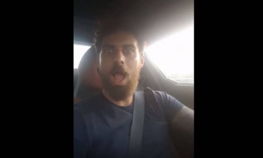 Ο Μάριος Ιωαννίδης βολτάρει με το αυτοκίνητό του και τραβάει βίντεο για τους φαν του στο instagram